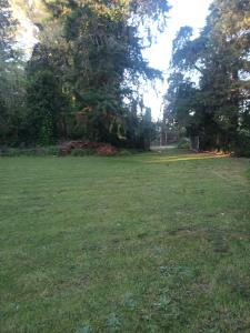 een tuin met een groot grasveld bij Quinta con pileta Las Acacias in Paraná
