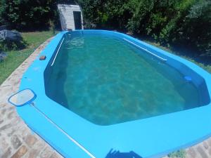 een blauw zwembad met water erin bij Quinta con pileta Las Acacias in Paraná
