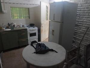 een keuken met een tafel met een tas erop bij Quinta con pileta Las Acacias in Paraná