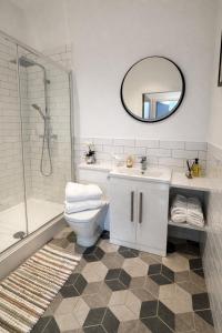 een badkamer met een toilet, een wastafel en een spiegel bij Chester's - Central Chester Stays - 2 Cuppin Street - 2 Minute Walk From Shops in Chester