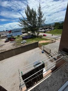 a shopping cart sitting on the side of a building at Edificio Freitas in Imbituba