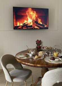 een kamer met een tafel met eten en een open haard bij La Trita Dimore di Charme in Bussi sul Tirino +27 foto's