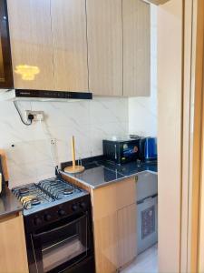 Køkken eller tekøkken på OPULENT OASIS Hotel and Apartments