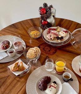 een houten tafel met borden met eten erop bij La Trita Dimore di Charme in Bussi sul Tirino