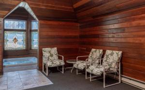 Swimmingpoolen hos eller tæt på Smuggler Mine - Modern Pet Friendly Retreat Near Slopes