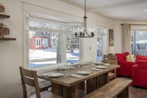 Et opholdsområde på Smuggler Mine - Modern Pet Friendly Retreat Near Slopes