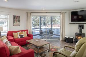 Et opholdsområde på Smuggler Mine - Modern Pet Friendly Retreat Near Slopes