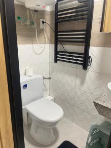une petite salle de bain avec toilettes et douche dans l'établissement Apartament Norwida przy Parku, à Jelenia Góra