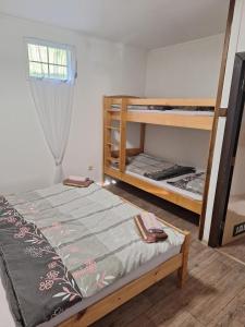 een slaapkamer met twee stapelbedden en een raam bij Bungalov Rozarka in Růžová +6 foto's