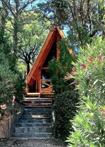 een klein huis met een trap daarheen bij A Mi Manera Apart in Merlo