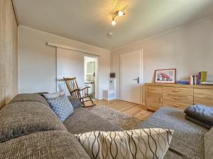 ein Wohnzimmer mit einem Sofa und einer Kommode in der Unterkunft Hochfels in Stadlern