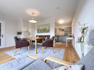 ein Wohnzimmer mit Sofa und Tisch in der Unterkunft Hochfels in Stadlern