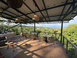 un patio con tavoli e sedie su un balcone di Maze Lodge a Puerto Jiménez Altre 67 foto