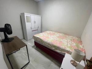 a bedroom with a bed and a dresser and a mirror at Ap Seabra 2 quartos in Seabra