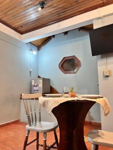 a wooden table with two chairs in a room at Monoambiente Alegre in Paso de los Libres