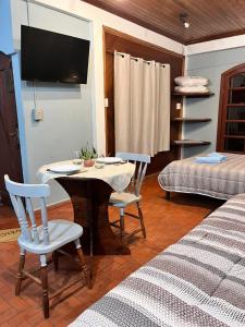 a living room with a table and two chairs at Monoambiente Alegre in Paso de los Libres