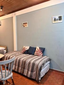 a bedroom with a bed and a table with a chair at Monoambiente Alegre in Paso de los Libres