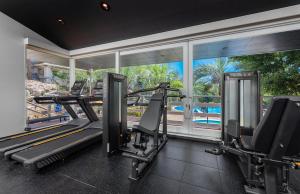 een fitnessruimte met uitzicht op een zwembad bij Higaki Hotel in Gamagori +23 foto's