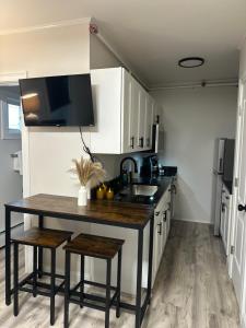 een keuken met een tafel en een wastafel bij Aqua Amour Studio in Old Orchard Beach