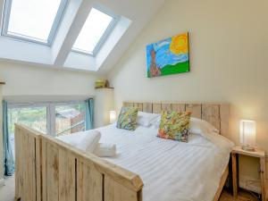 En eller flere senge i et værelse på Dutch Barn Two - Uk12873