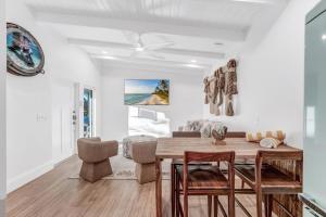 a dining room with a table and chairs at Anchor Inn & Cottages in Sanibel