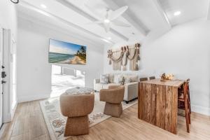 a living room with a table and a couch at Anchor Inn & Cottages in Sanibel