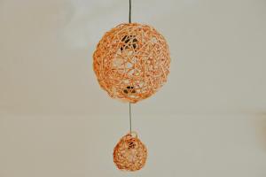 una coppia di sfere appese a una parete bianca di Depa 39 a Mérida