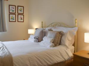 een slaapkamer met een bed met handdoeken erop bij 15 Elm Court in Keswick