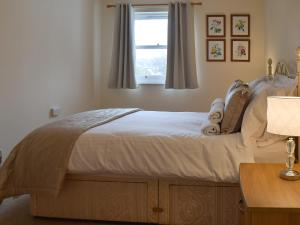 een slaapkamer met een groot bed en een raam bij 15 Elm Court in Keswick