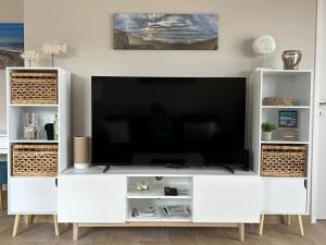 TV/trung tâm giải trí tại Les Terrasses du Phare, vue mer, 100m plage, pkg, terrasses, accès PMR