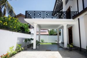 a courtyard of a house with a balcony at Ashasha Villa in Negombo