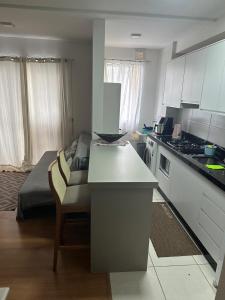 een keuken met een bank en een tafel in een kamer bij Aconchego Moro- Apto708, T-2 in Barra Velha