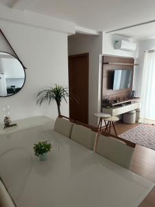 een woonkamer met een bank en een tafel bij Aconchego Moro- Apto708, T-2 in Barra Velha +8 foto's