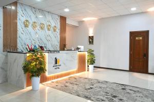 een lobby met receptie in een gebouw bij Amor Fati Hotel tashkent in Katartal