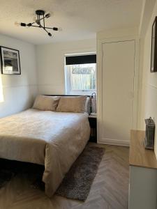 Giường trong phòng chung tại Camys Place 11 Wallacebrae Wynd