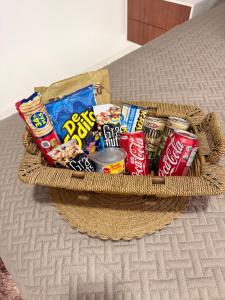ein Korb mit Snacks und Getränken auf einem Bett in der Unterkunft Luxury suite in Puyo in Puyo + 4 Fotos