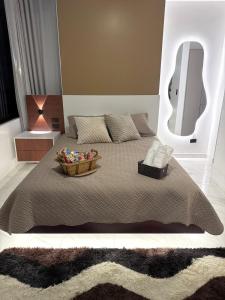 ein Schlafzimmer mit einem Bett und einem Korb mit Spielzeug darauf in der Unterkunft Luxury suite in Puyo in Puyo