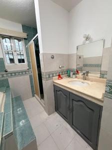 een badkamer met een wastafel en een spiegel bij Comfortable ground floor apartment with 2 bedrooms in Villahermosa