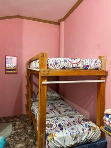 Giường trong phòng chung tại Zia's Homestay