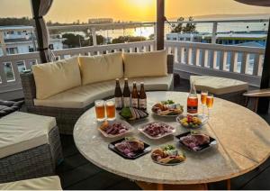 un tavolo con cibo e bevande su un balcone di 無料レンタカー付 Value Residence Hotel 腰原 a Miyakojima