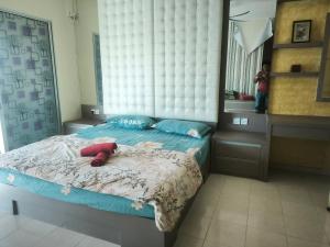 En eller flere senge i et værelse på sunset homestay marina island, lumut perak + 17 billeder