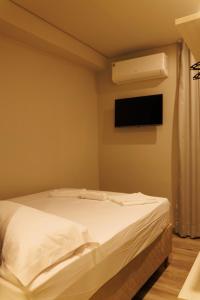 una camera con letto e condizionatore d'aria di Lou Suites - 15 - Cantinho Charmoso a Guarapuava