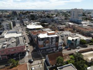 una vista aerea di una città con edifici di Lou Suites - 15 - Cantinho Charmoso a Guarapuava