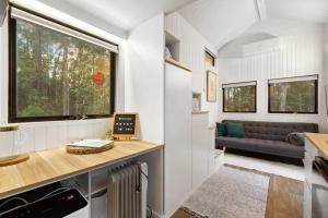 een kleine keuken en woonkamer in een tiny house bij Celestial Haven by Tiny Away in Toolangi +15 foto's
