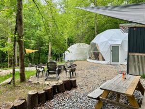 En have udenfor Moonshine Hollow Dome by Rafting