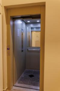 una vista di una porta in un edificio di Lou Suites - 15 - Cantinho Charmoso a Guarapuava