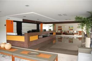 een woonkamer met een bank en een tafel bij Veredas do Rio Quente 116 in Rio Quente