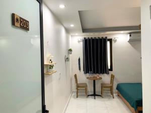 ein Zimmer mit einem Bett, einem Tisch und Stühlen in der Unterkunft Win House Huế in Thôn Dương Phẩm + 10 Fotos