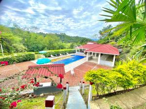 an aerial view of a house with a swimming pool at Finca Tres Potrillos Villeta in Villeta