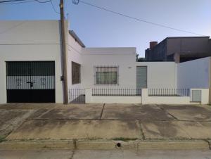 een wit gebouw met een hek bij Ziegler House in Concepción del Uruguay